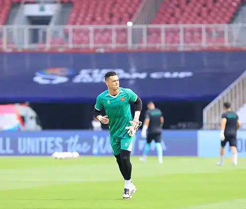Lê Giang Patrik khởi động trên sân trong buổi tập của đội tuyển Việt Nam
