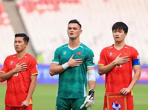 Lê Giang Patrik cùng các đồng đội tuyển Việt Nam đặt tay lên ngực khi làm lễ chào cờ